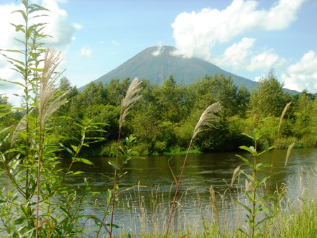 秋の気配の尻別川